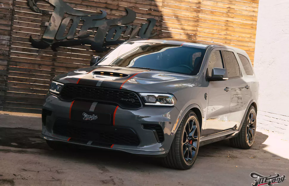 Добавили маркерные огни в капот для Dodge Durango SRT